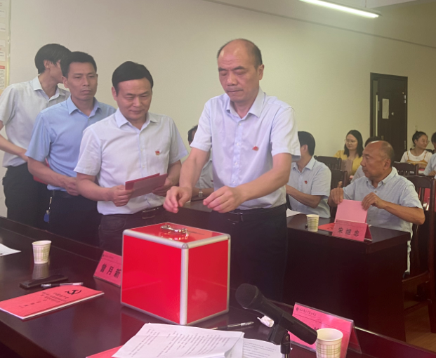 湖北省工業(yè)建筑學(xué)校第一屆黨員代表大會(huì)勝利召開(圖4)