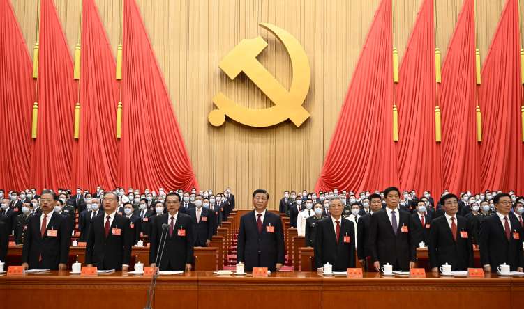 學(xué)校黨員干部、青年學(xué)生集中收看黨的二十大開幕盛況(圖1)